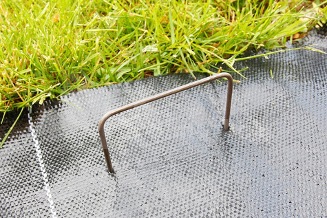 Szpilki metalowe model "U" do mocowania agrotkaniny, agrowłókniny i geowłókniny 20cm 100 sztuk