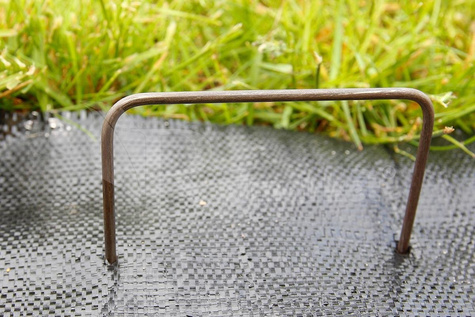 Szpilki metalowe model "U" do mocowania agrotkaniny, agrowłókniny i geowłókniny 15cm 100 sztuk