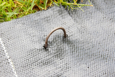 Szpilki długie, metalowe model "J" do mocowania agrotkaniny, agrowłókniny i geowłókniny 25cm 100 sztuk