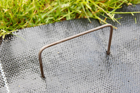 Szpilki metalowe model "U" do mocowania agrotkaniny, agrowłókniny i geowłókniny 15cm 500 sztuk