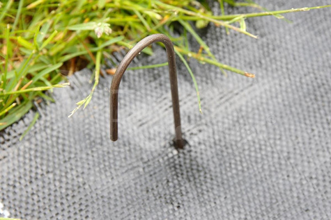 Szpilki długie, metalowe model "J" do mocowania agrotkaniny, agrowłókniny i geowłókniny 25cm 500 sztuk