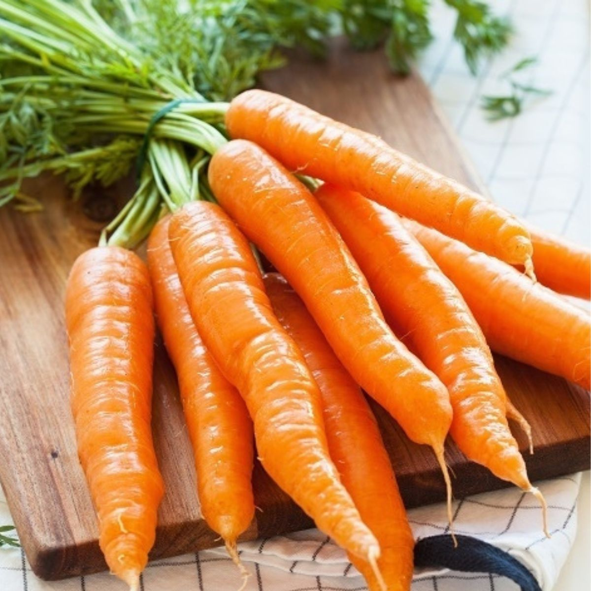 Бычьи хвосты, помидоры, морковь и лук, которые купил днем. Морковь 3 шт 4. Морковь. Морковки 3 штуки. Морковь в тарелке.